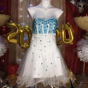 WHITE AND BABY BLUE SEQUIN/BEADS SIZE 4/5 (83/65)